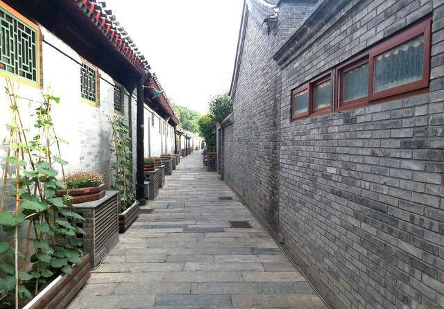 前门草厂三条成为北京胡同疏解人口后的样板:灰墙灰瓦,干净整洁