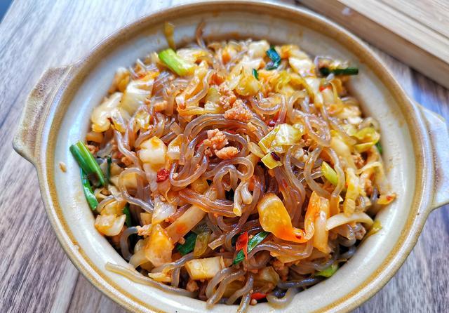 前段时间突然特别馋泡菜苕粉肉丝,想起来嘴巴里都冒酸水的那种,以前在