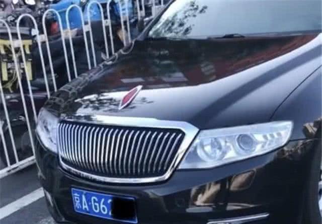 红旗车违停,车牌还是"京ag6"开头,交警一句话,路人:真刚