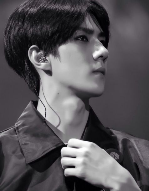 吴世勋:五官立体的花样美男,一颦一笑足以让你神魂颠倒