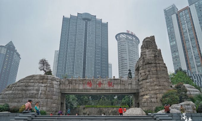 观音桥广场中的景观构筑物"观音桥"则更令人渍渍称奇,据说观音桥由800