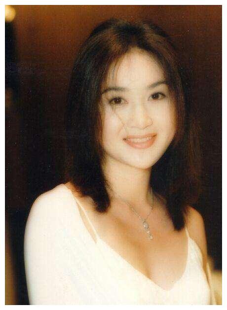 当年温碧霞热度和颜值都不在王祖贤周慧敏之下,如今仍是不老女神