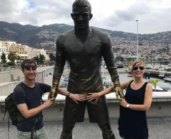 会玩!c罗铜像深受女球迷喜爱争相合影,有的地方被摸得锃亮!