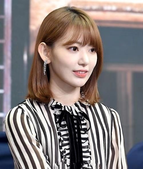 韩国女团izone成员宫胁咲良出席活动短发造型甜美清纯