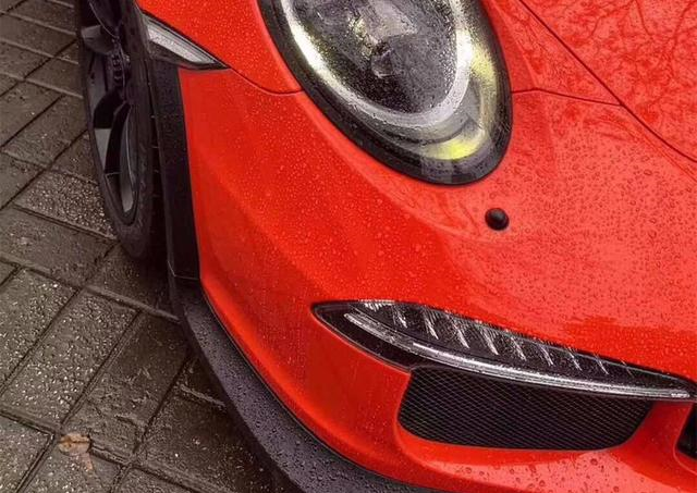 他是林臻东的原型，座驾是满配GT3 RS，只开了5千公里