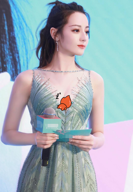 迪丽热巴身材太绝薄荷绿长裙像条美人鱼网友恰到好处的微胖