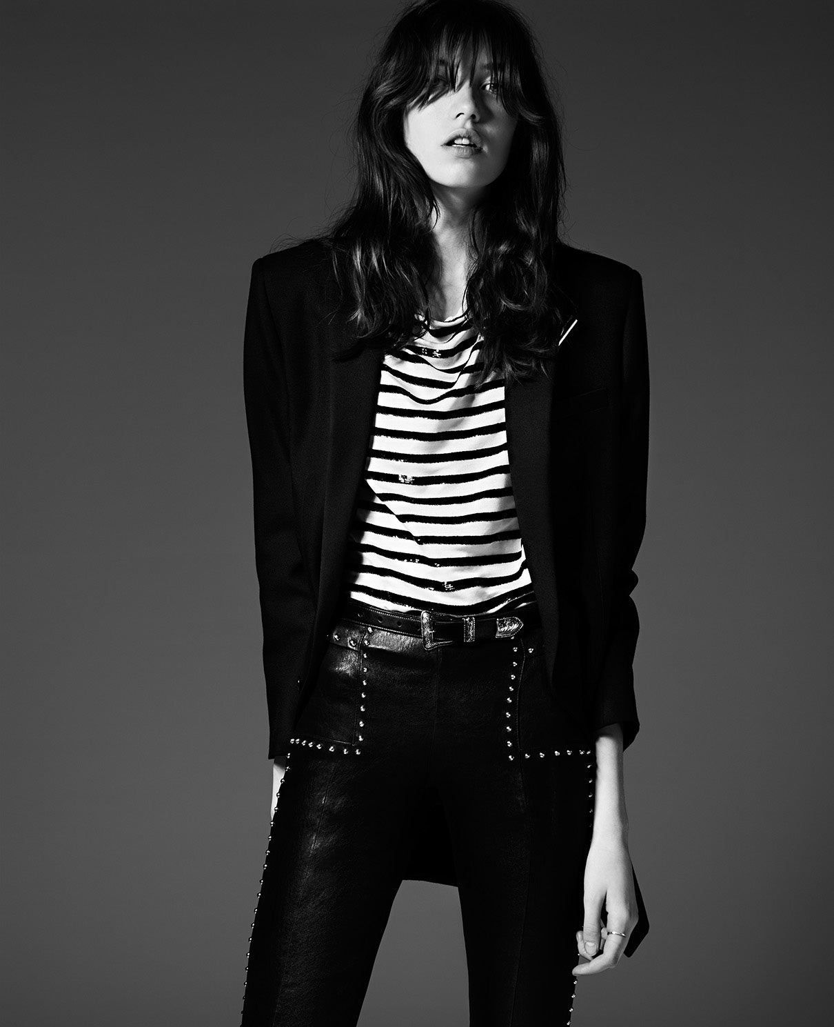 张曼玉早年黑白吸烟照片帅气不羁从旧照学会穿出法式摇滚魅力