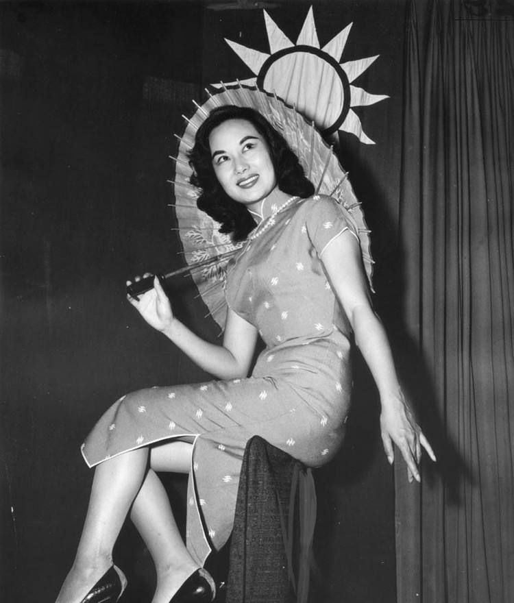 "小咪姐"李丽华旧照:旗袍照很美,出演《小凤仙》一举成名