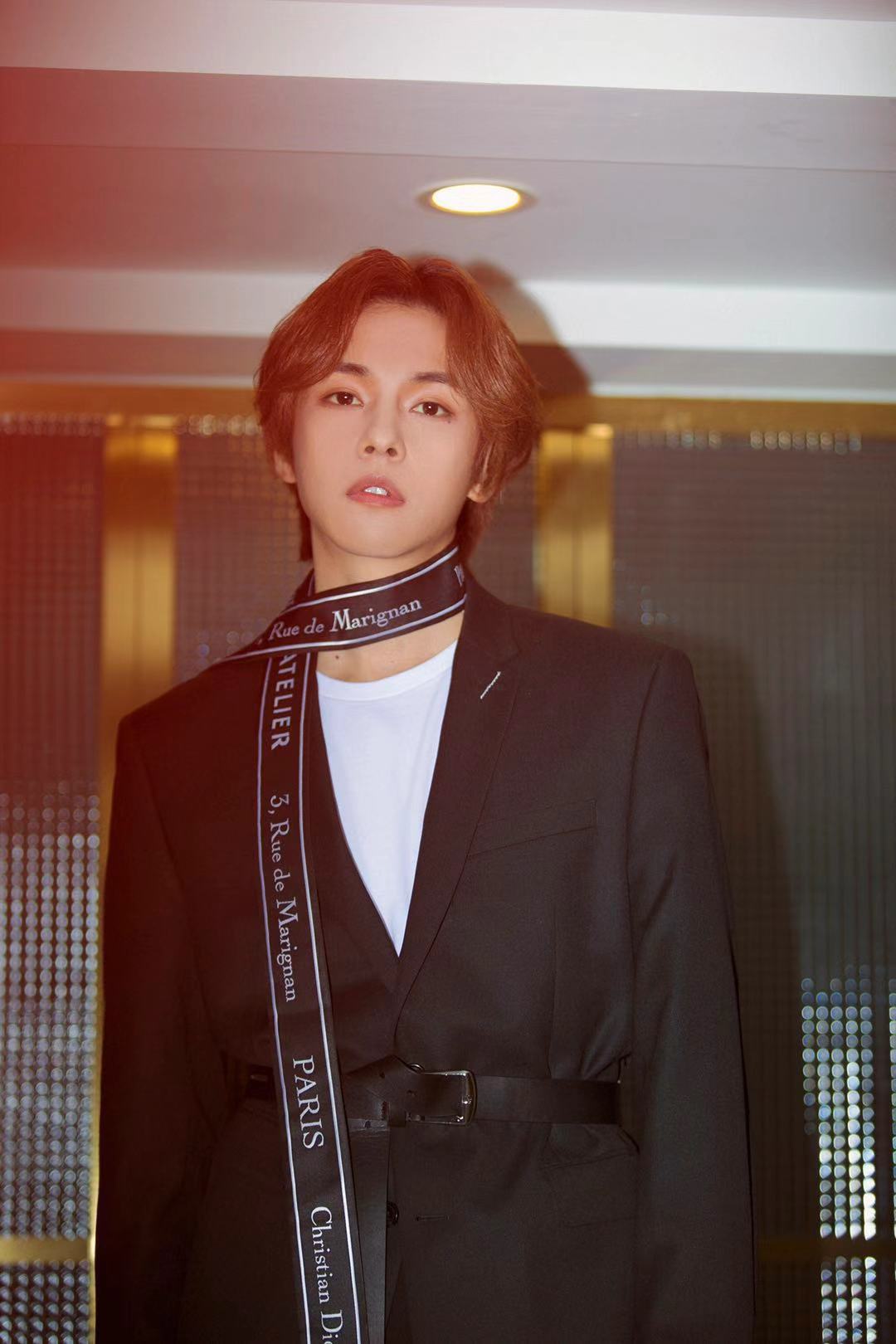 周锐出席音乐盛典 帅气登台获音乐大奖