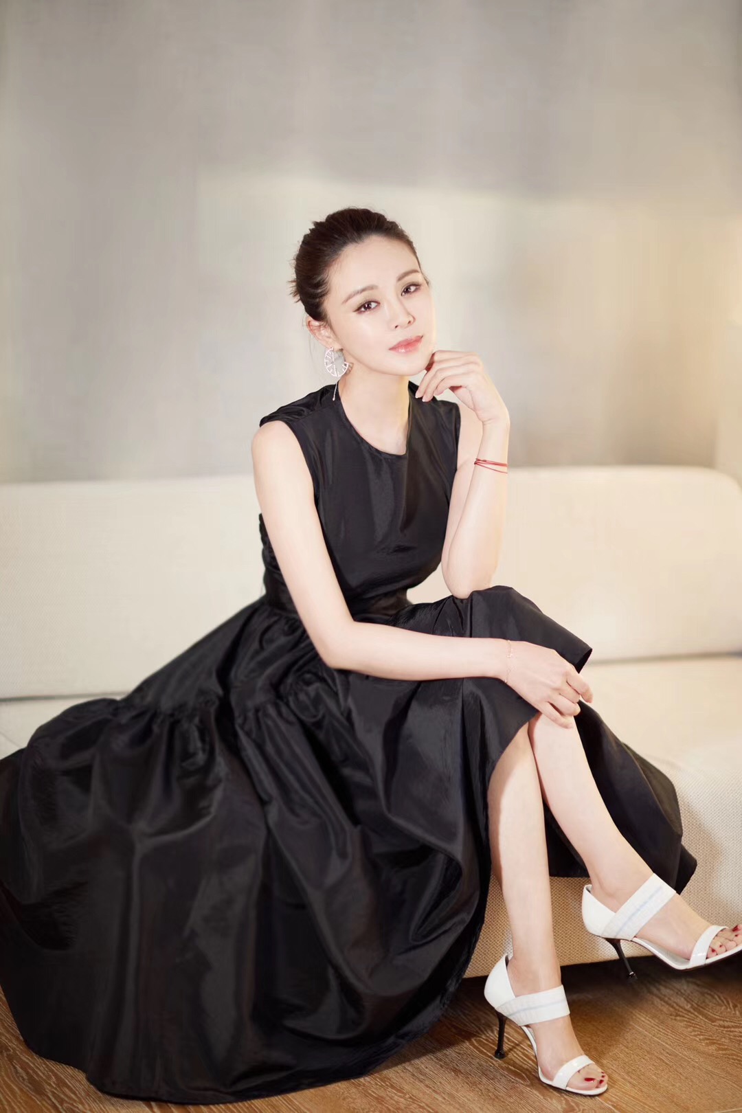 关悦亮相摩登派对穿黑色露背蓬蓬裙变身少女悦