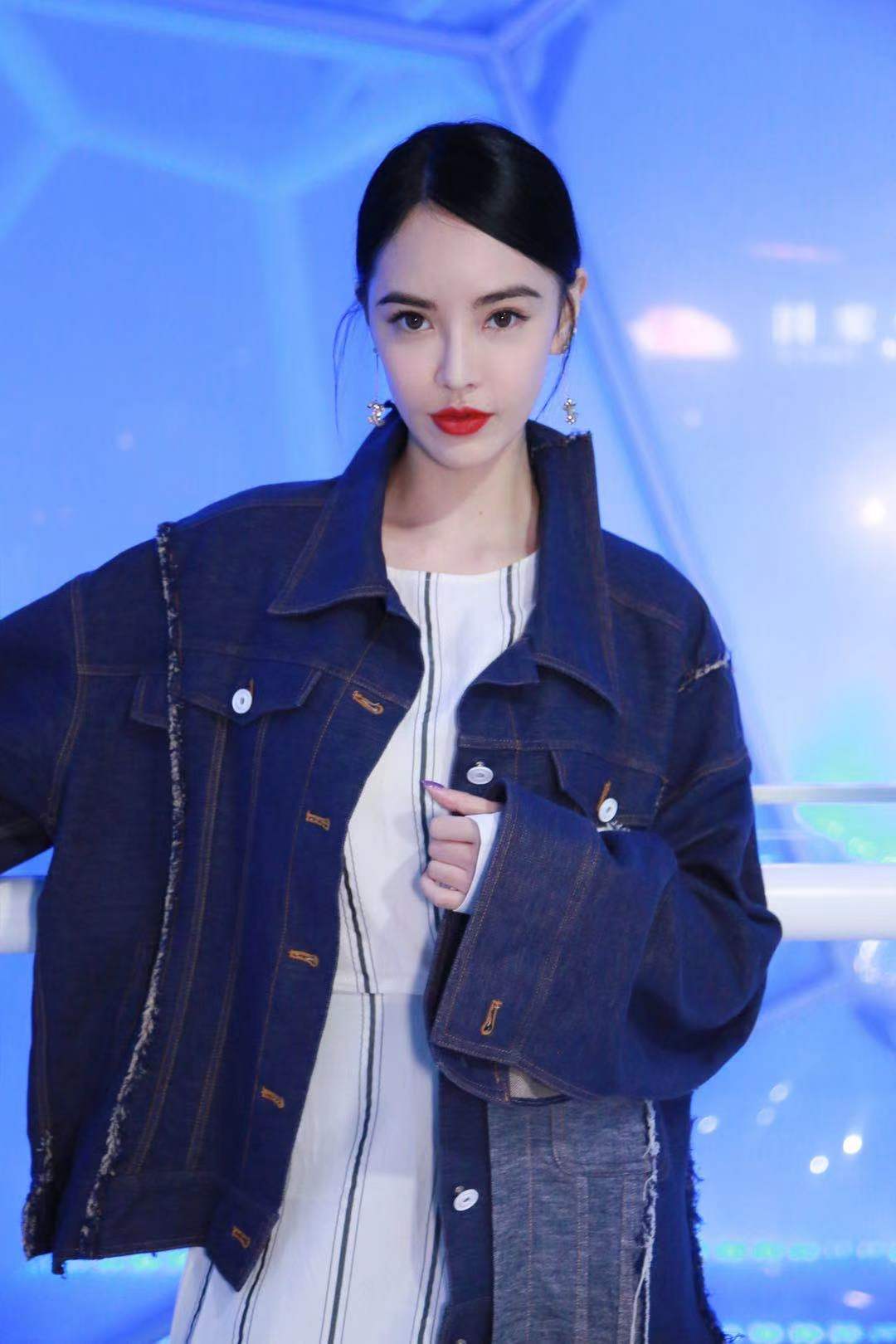 李方丁受邀中国国际时装周 混搭风格彰显个性