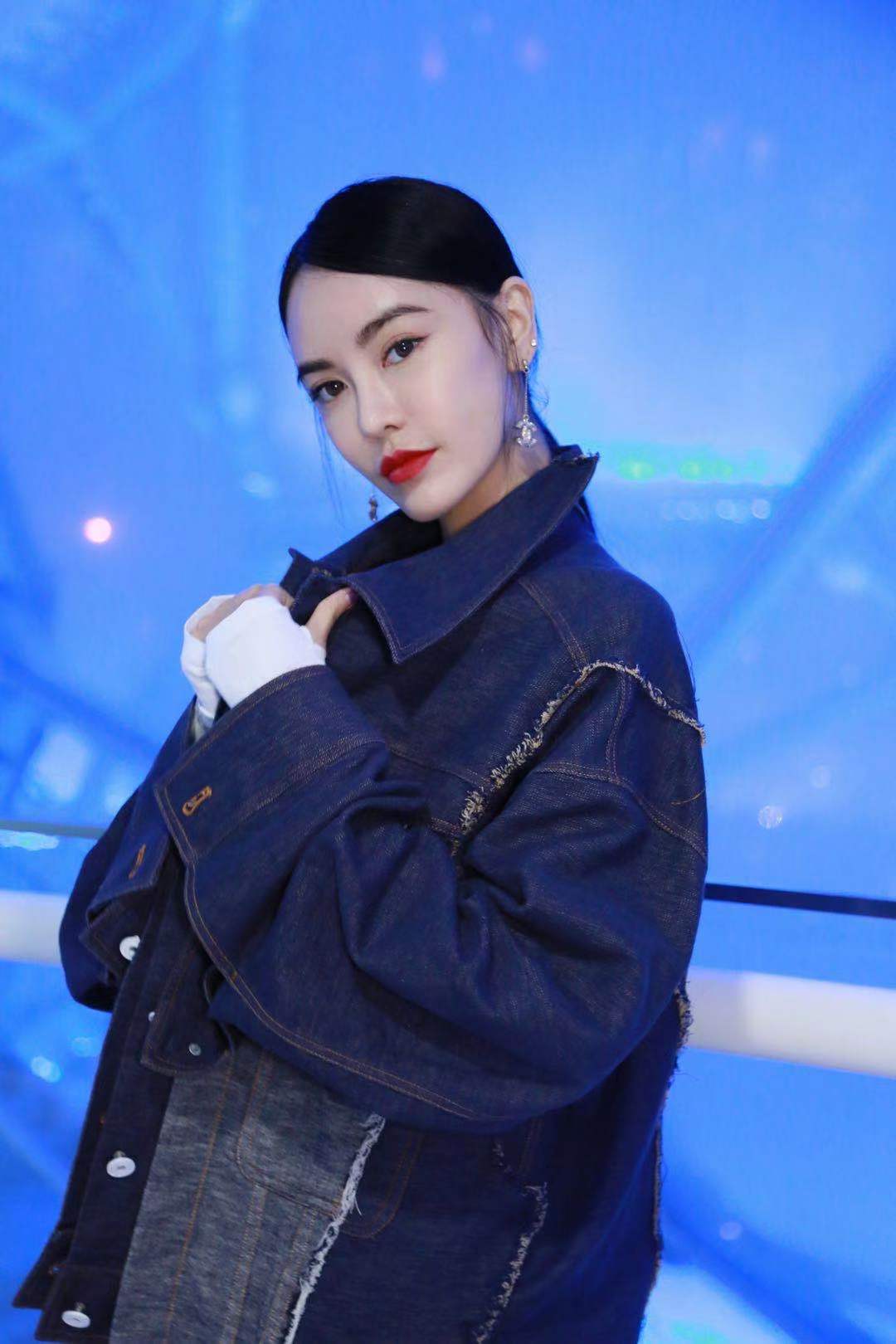 李方丁受邀中国国际时装周 混搭风格彰显个性