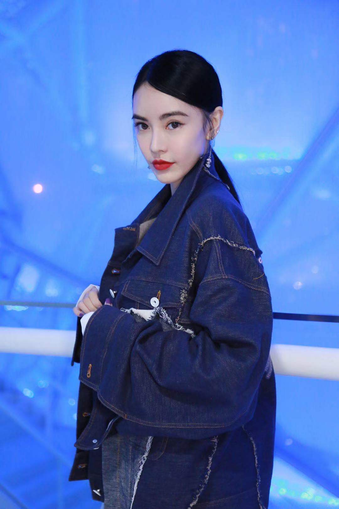 李方丁受邀中国国际时装周 混搭风格彰显个性