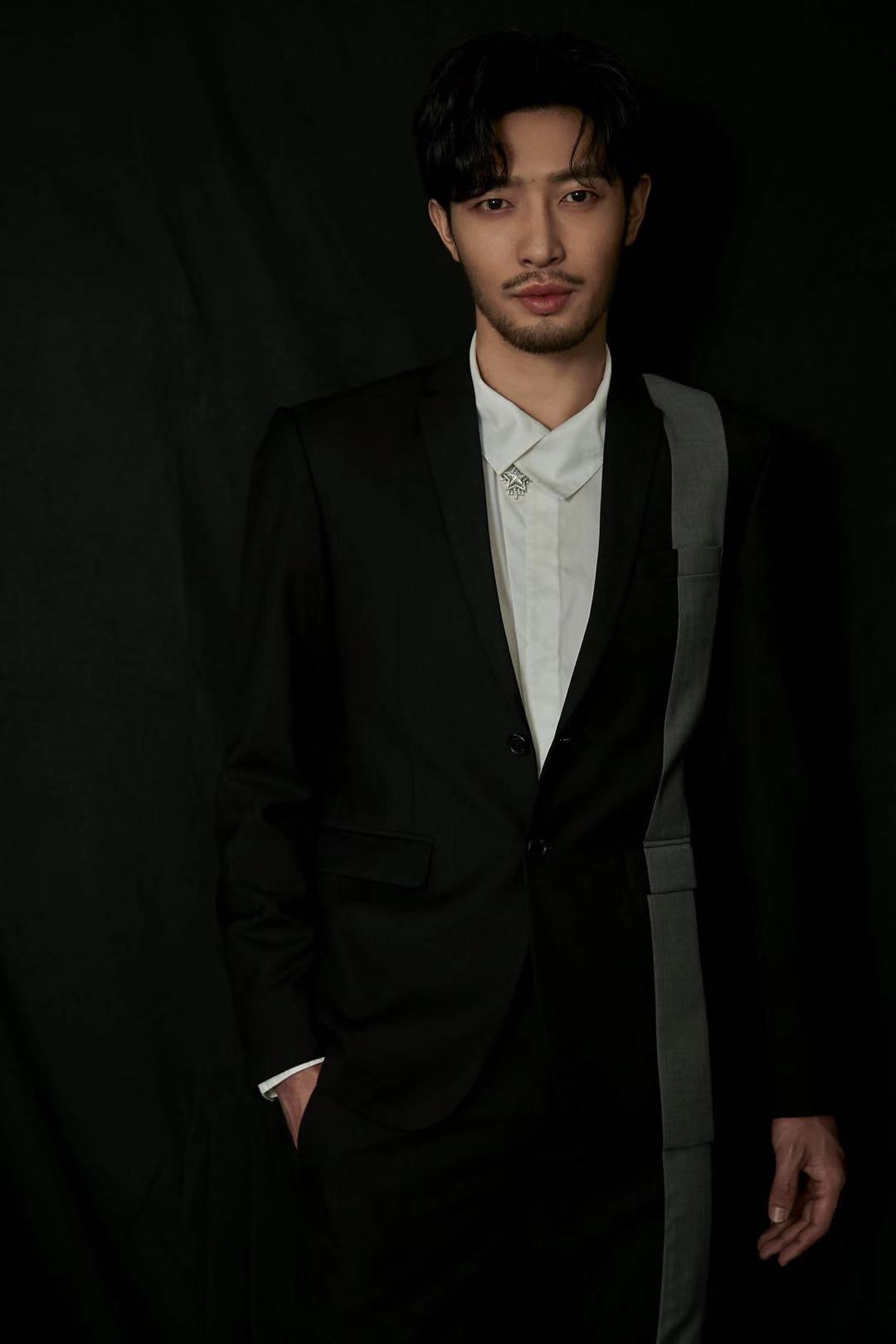 白翔献唱"星光大赏" 《荣耀的战场》再燃兄弟热血