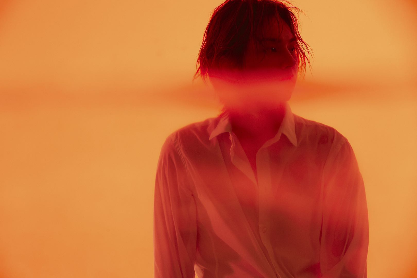 周锐新单正式发行 湿身"玩火"秀百变魅力