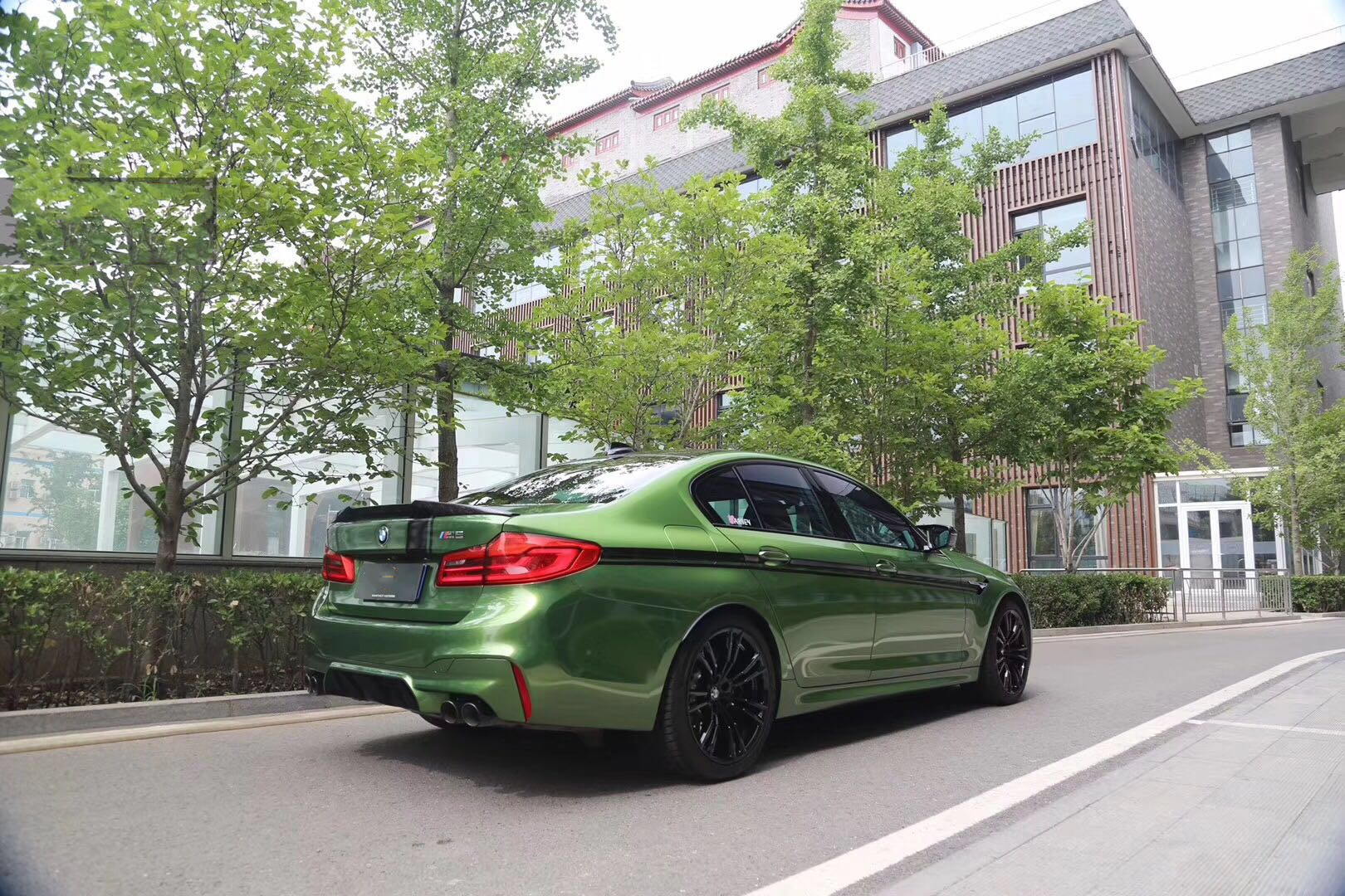 性能猛兽也为低调 宝马m5换装曼巴绿改色膜-新浪汽车
