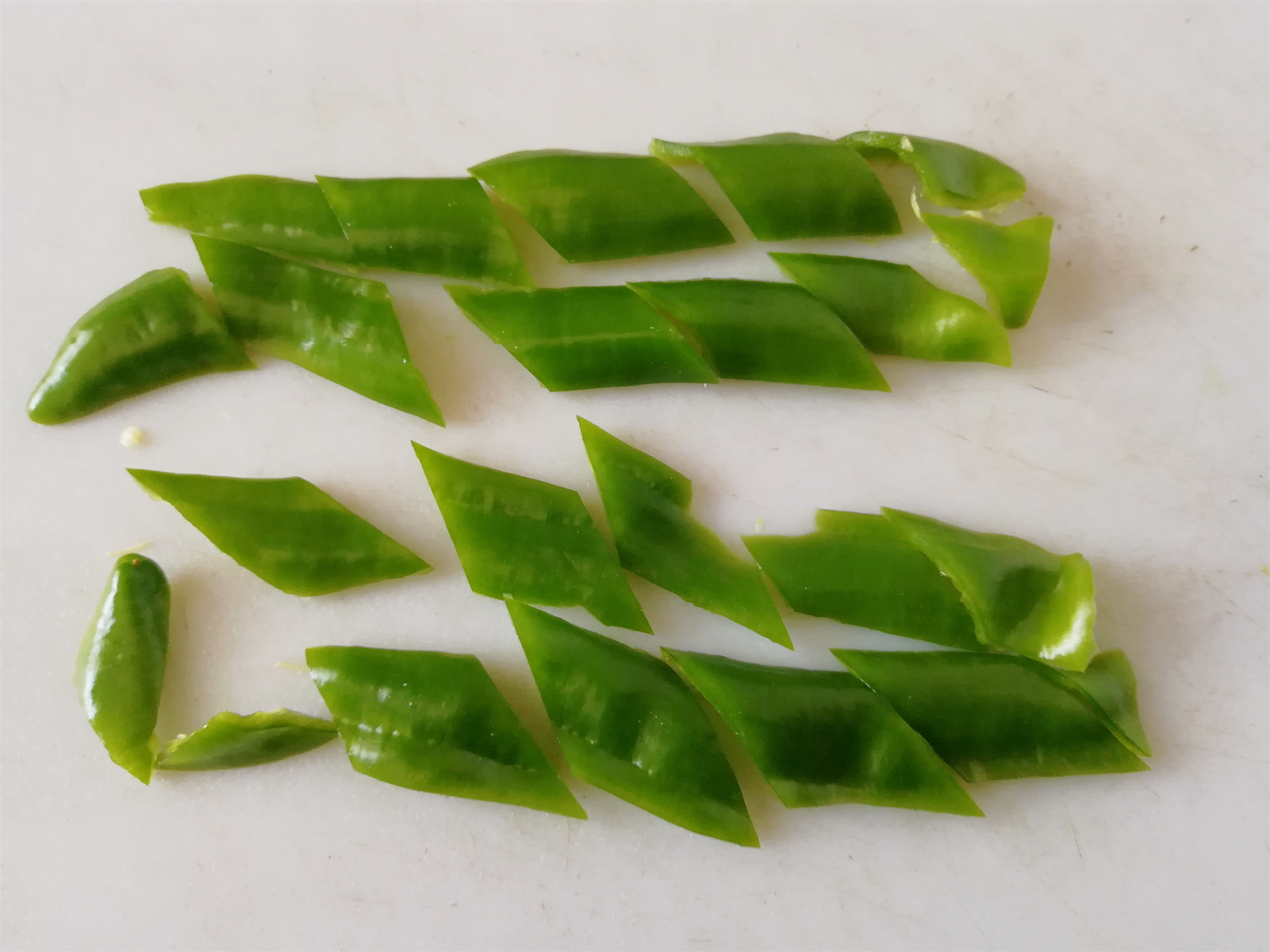 几块钱做一盘香喷喷的东北菜,几乎家家都会做,细滑软嫩太好好吃