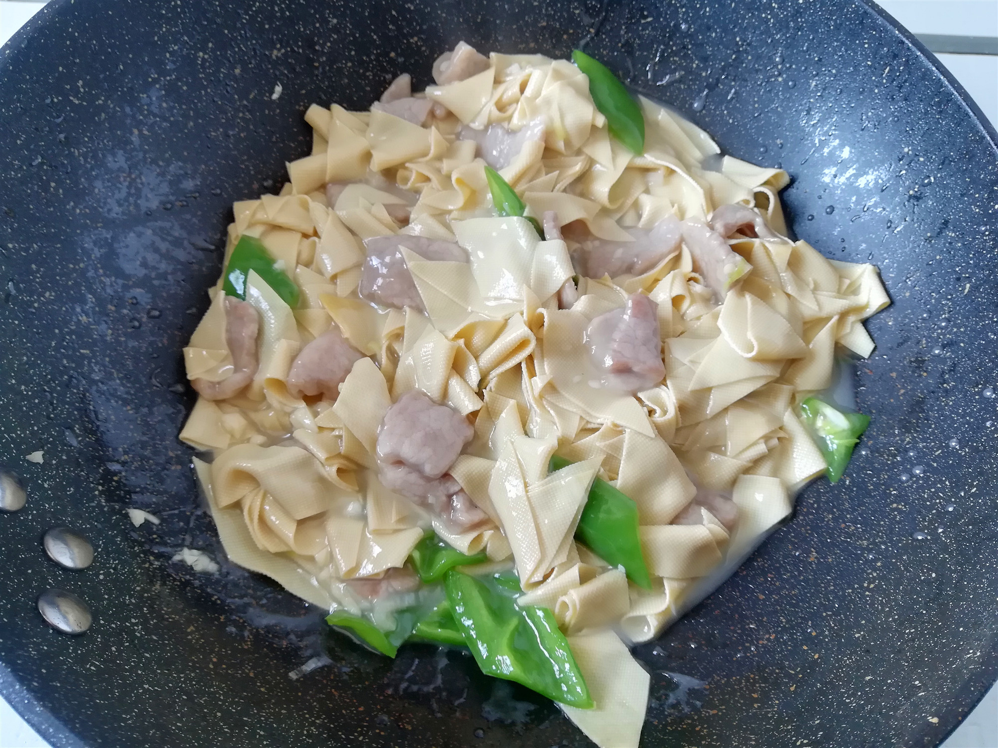 几块钱做一盘香喷喷的东北菜,几乎家家都会做,细滑软嫩太好好吃