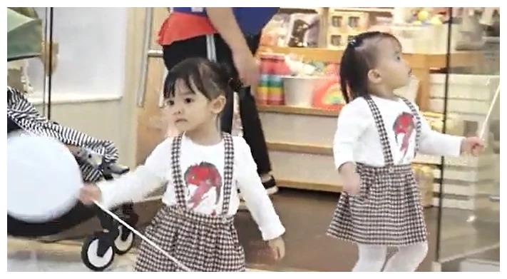 熊黛林带双胞胎女儿购物，女儿穿着一模一样姐妹装乖巧可爱