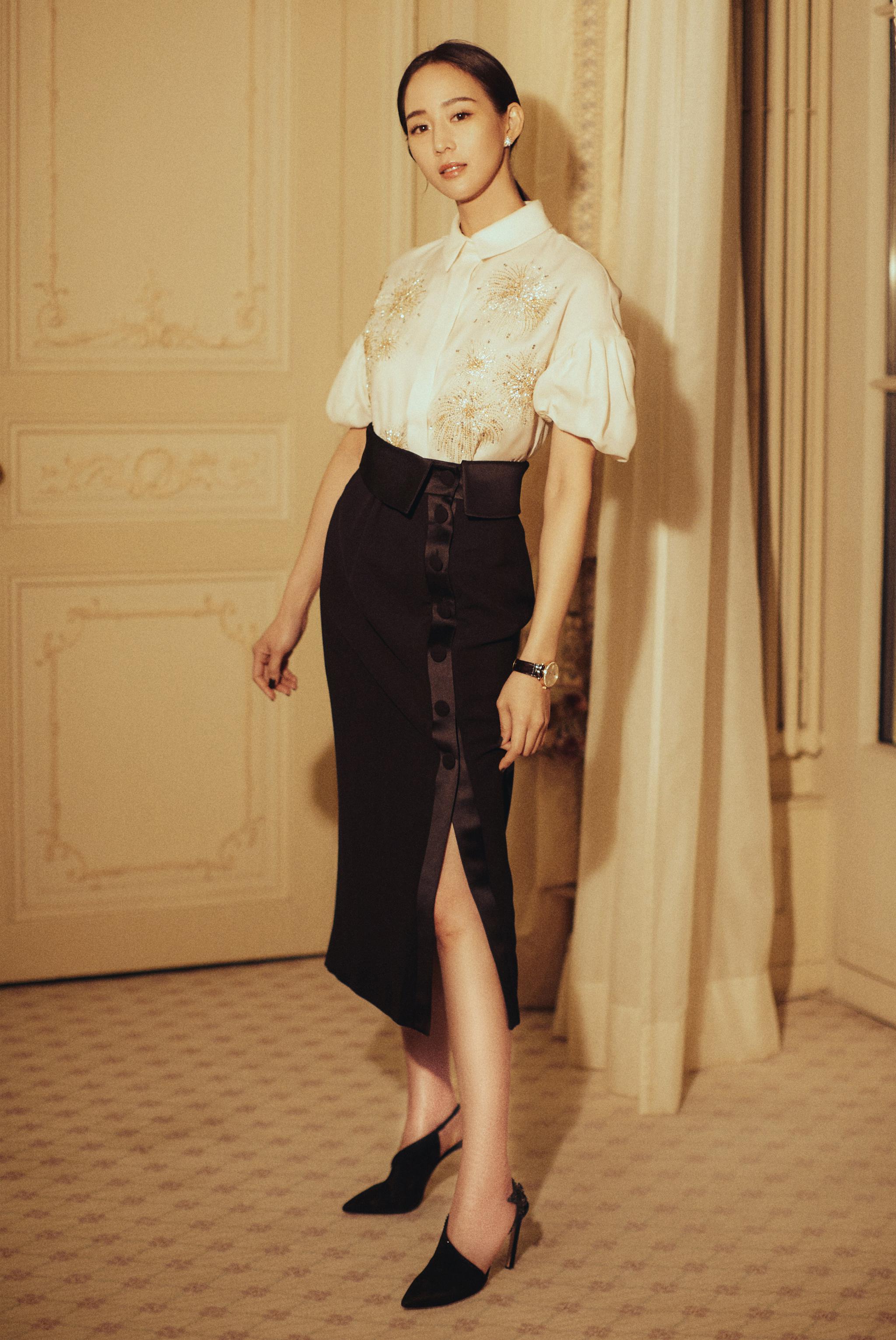 张钧甯复古风美照,白色印花衬衣搭配黑色开叉长裙优雅迷人