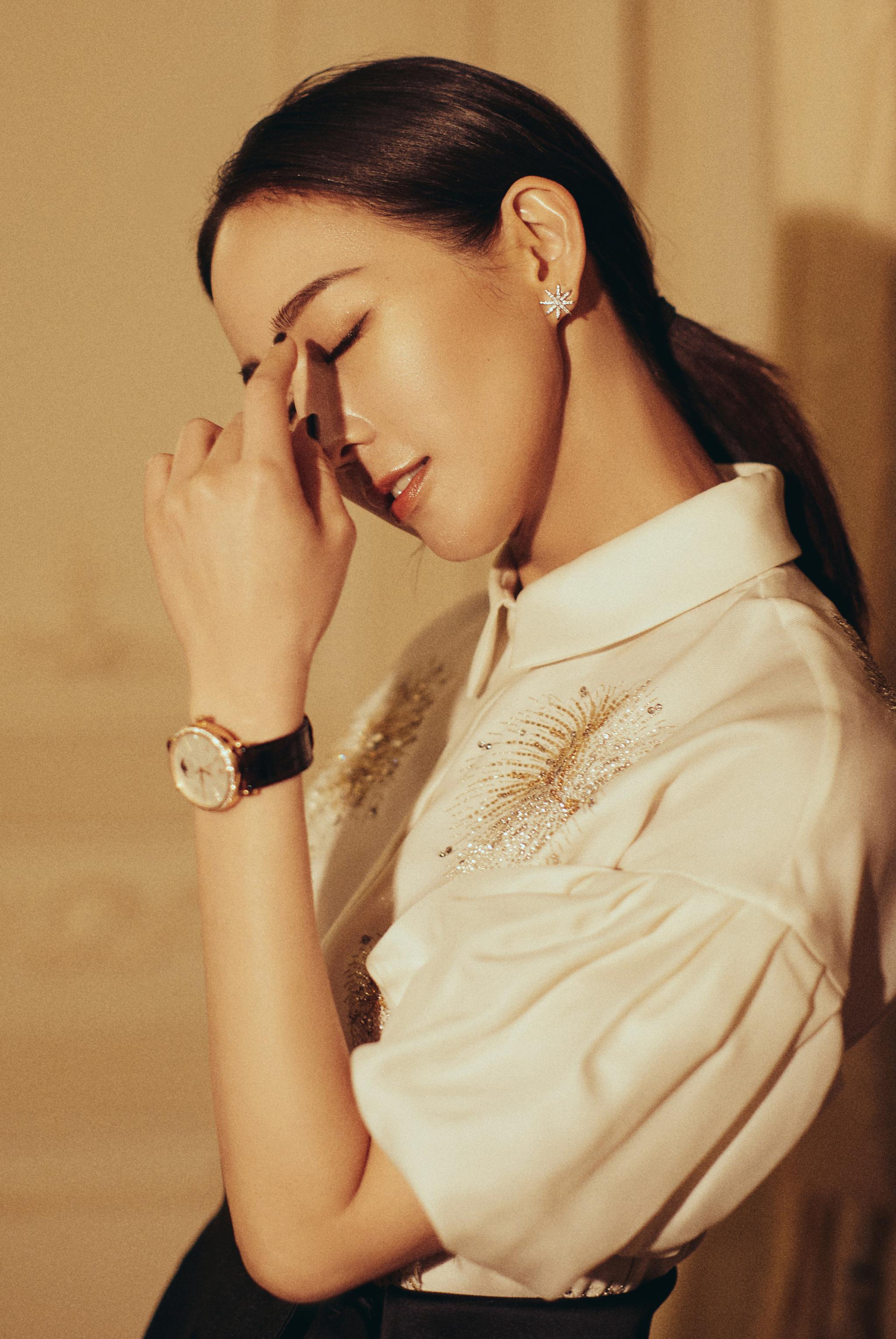 张钧甯复古风美照,白色印花衬衣搭配黑色开叉长裙优雅迷人