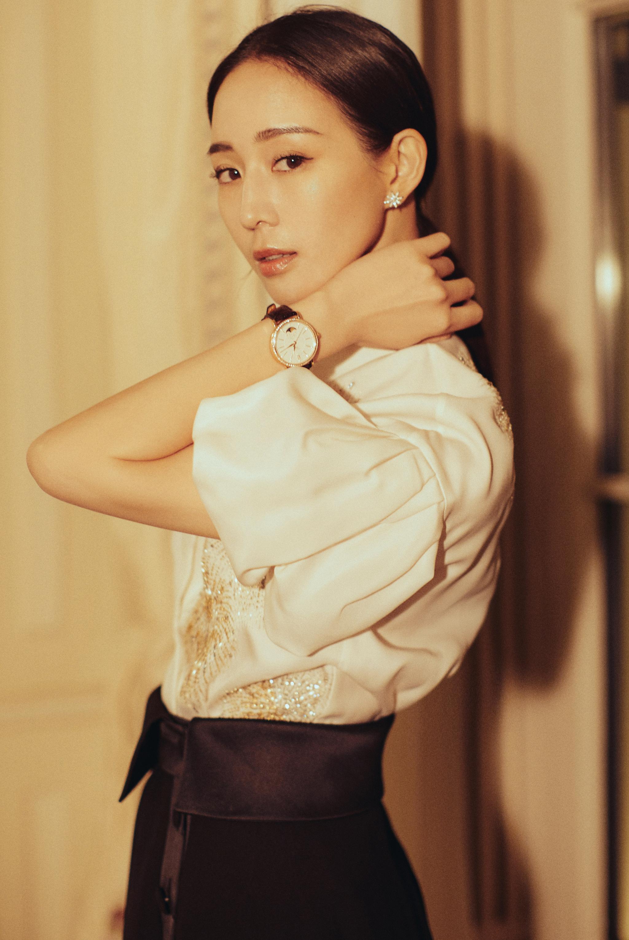 张钧甯复古风美照,白色印花衬衣搭配黑色开叉长裙优雅迷人