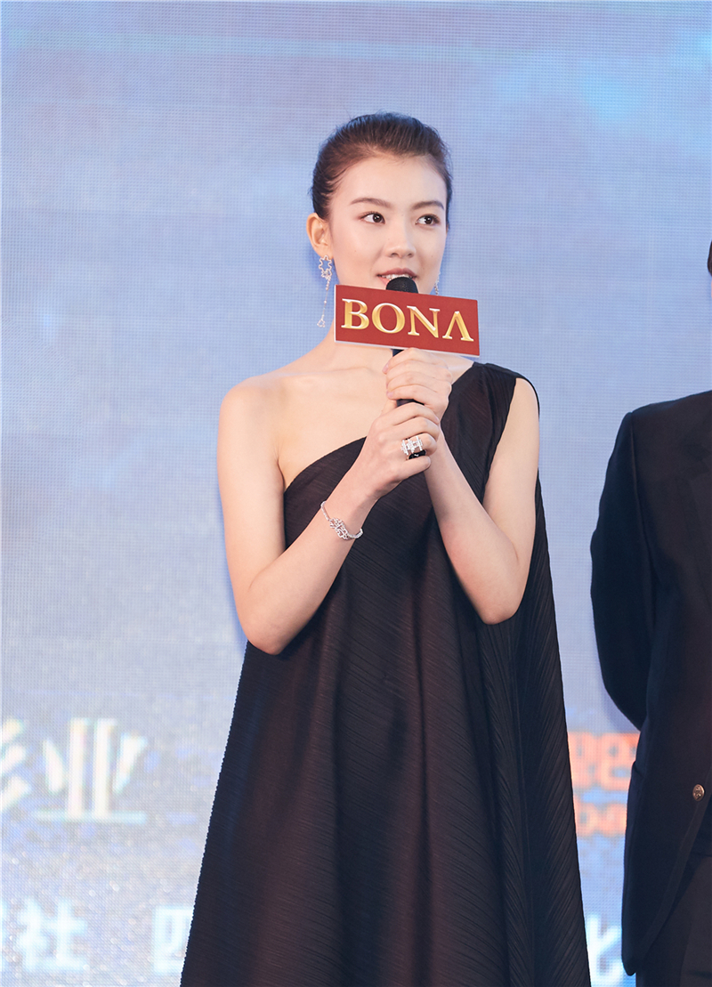 《中国机长》亮相上影节博纳之夜 雅玫黑裙优雅致敬英雄机组