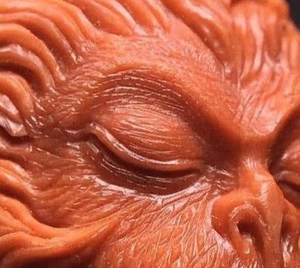 男子用核桃雕刻齐天大圣刚出生时的样子,细节处理精细!