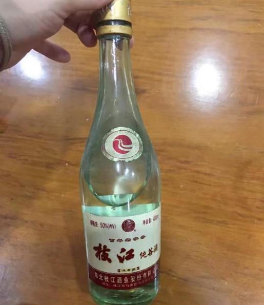 超市下三层的尴尬酒因包装简陋被看不起但的确是粮食酒