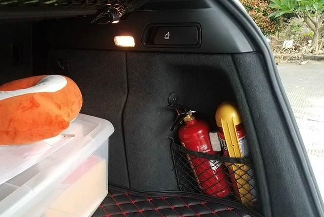 车载灭火器放哪里合适?很多人都放错了,车子自燃一点用都没