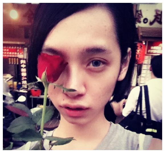 张朵,原名张乔翔,英文名kiwebaby.