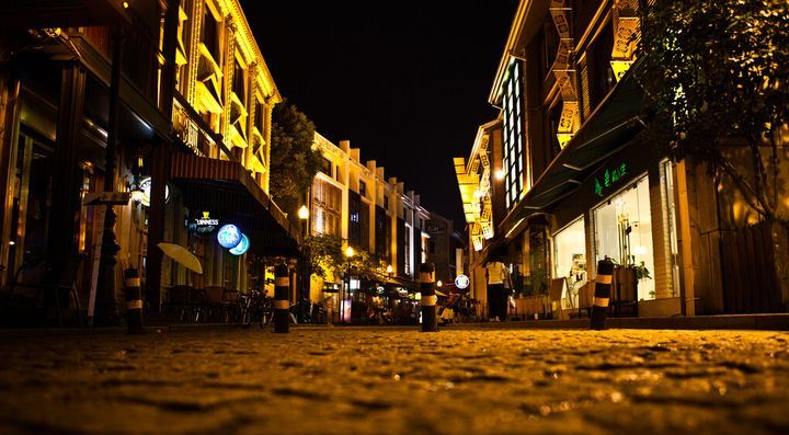 一个白天是旅游景点晚上万人空巷的地方