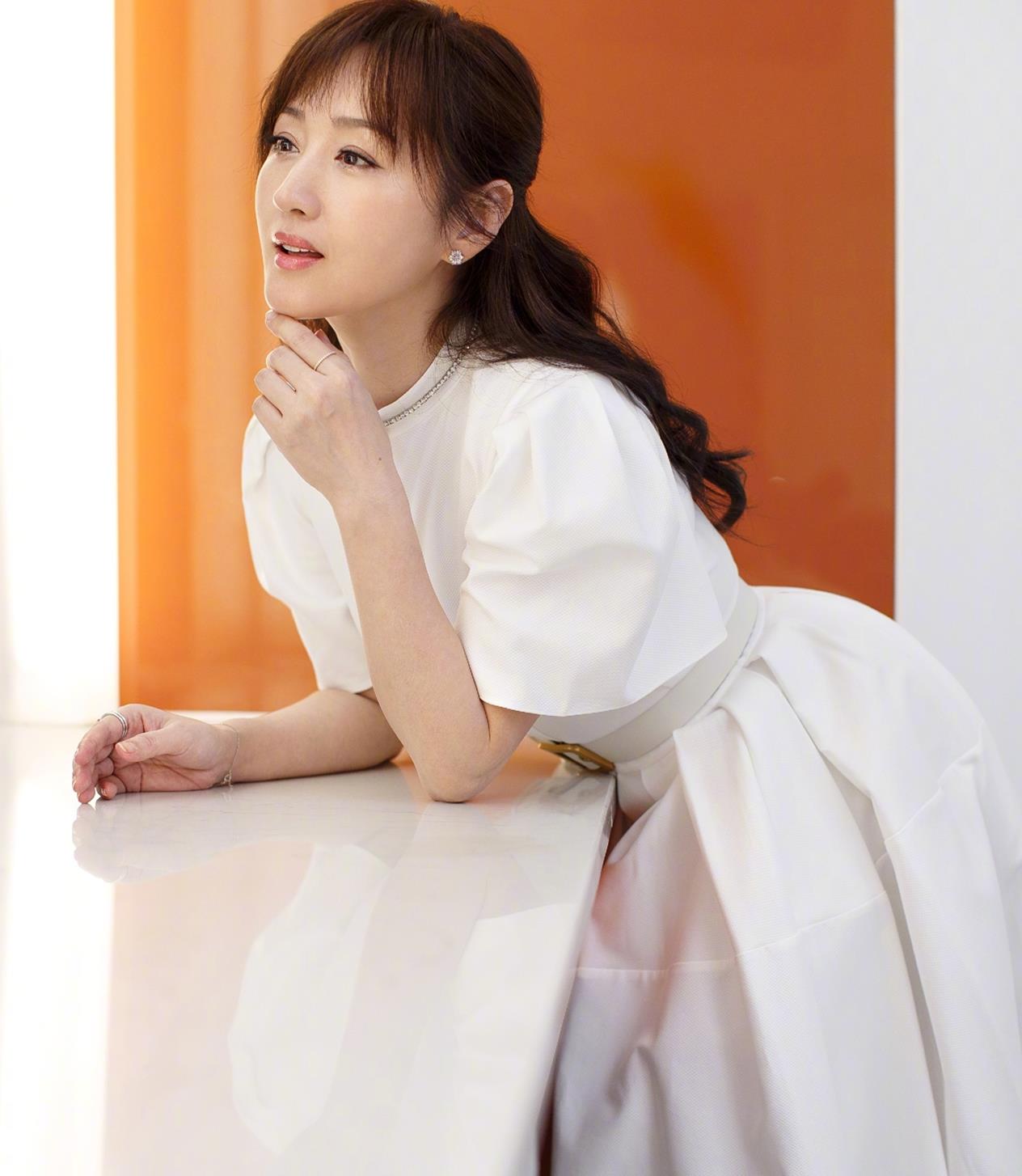 48岁杨钰莹近照太美,穿白色公主裙配微卷发减龄,双手却暴露年纪_高清