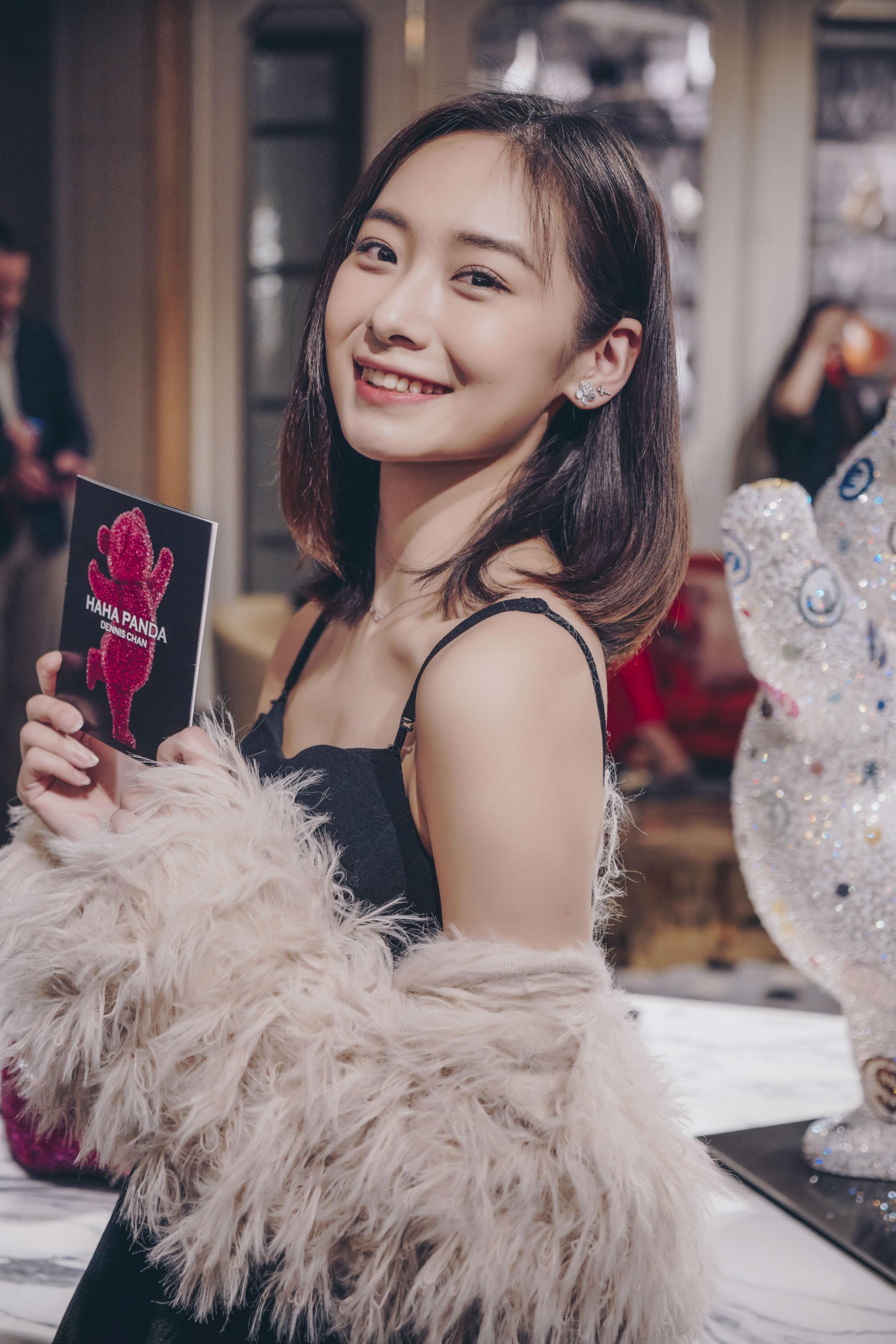 林栗出席艺术展 可爱甜美惹人爱