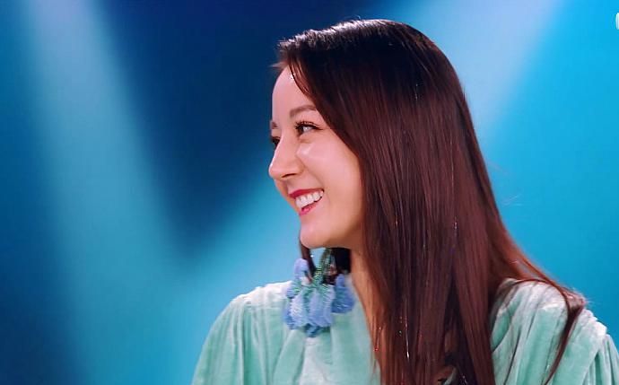 翟潇闻演唱当年热播的琼瑶剧《情深深,雨蒙蒙》的主题曲,导师迪丽热巴