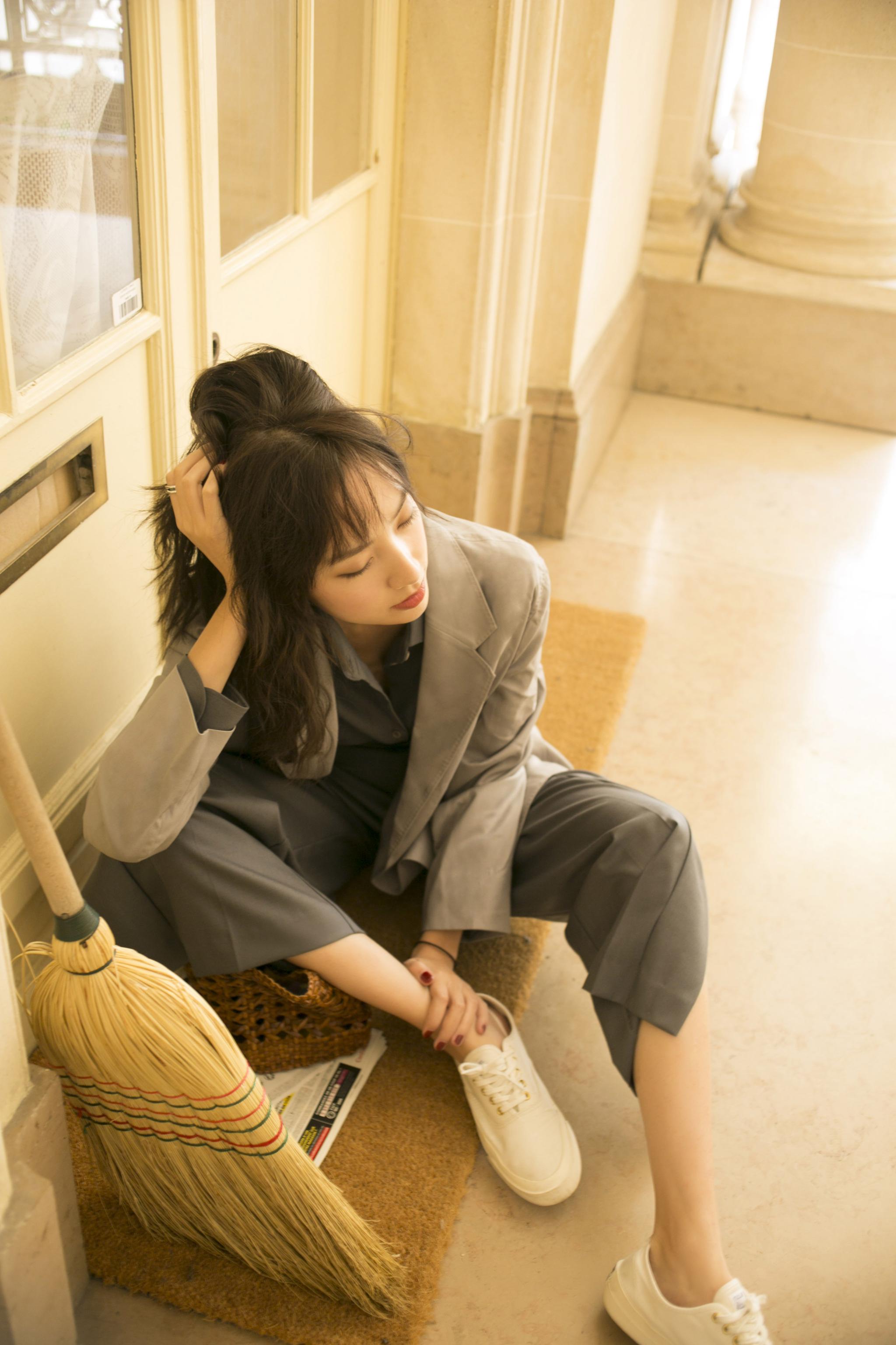 孙嘉灵中性风写真曝光 慵懒迷离气质超然