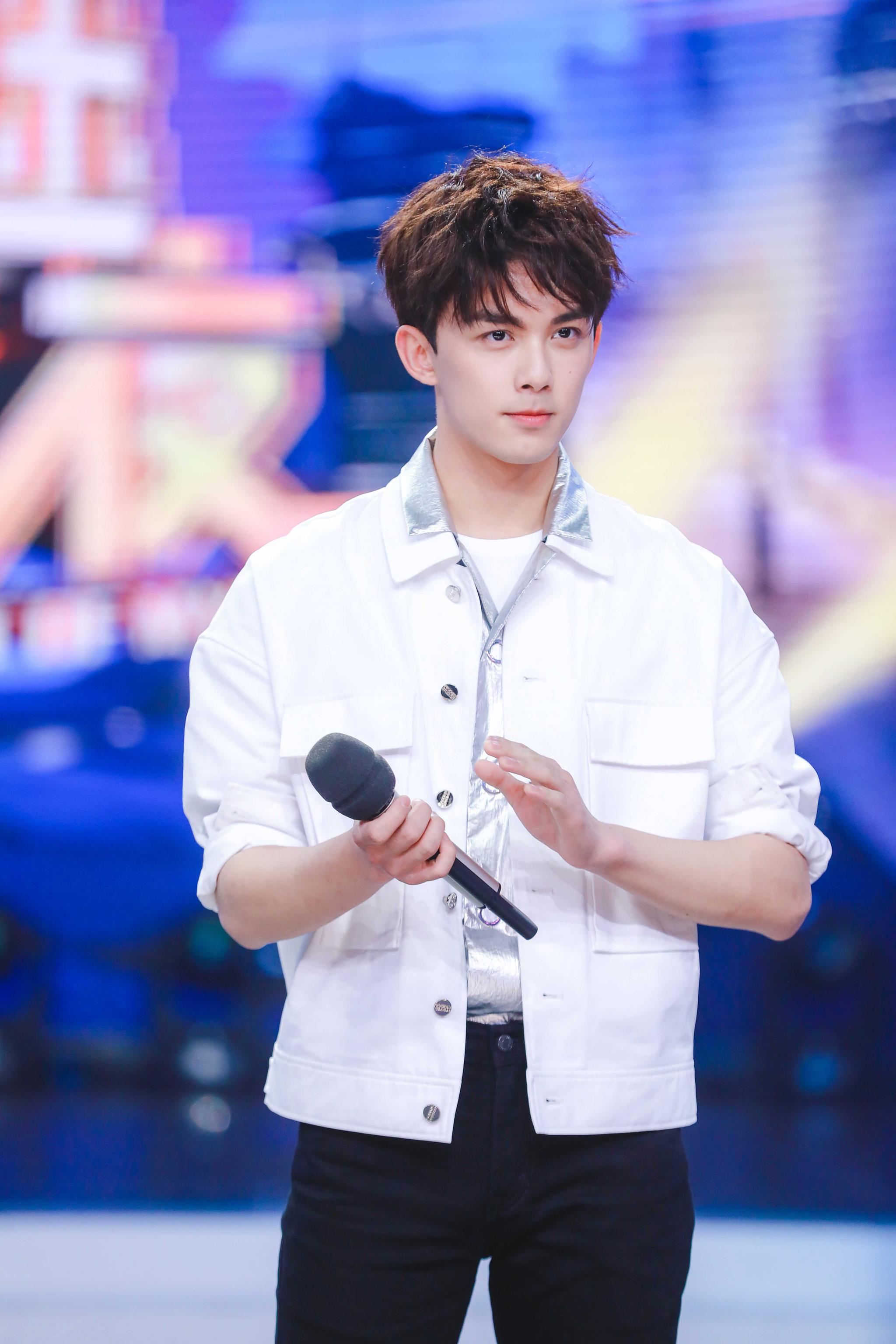 吴磊《快本》首席提问官收官之旅 满场互动精彩引期待