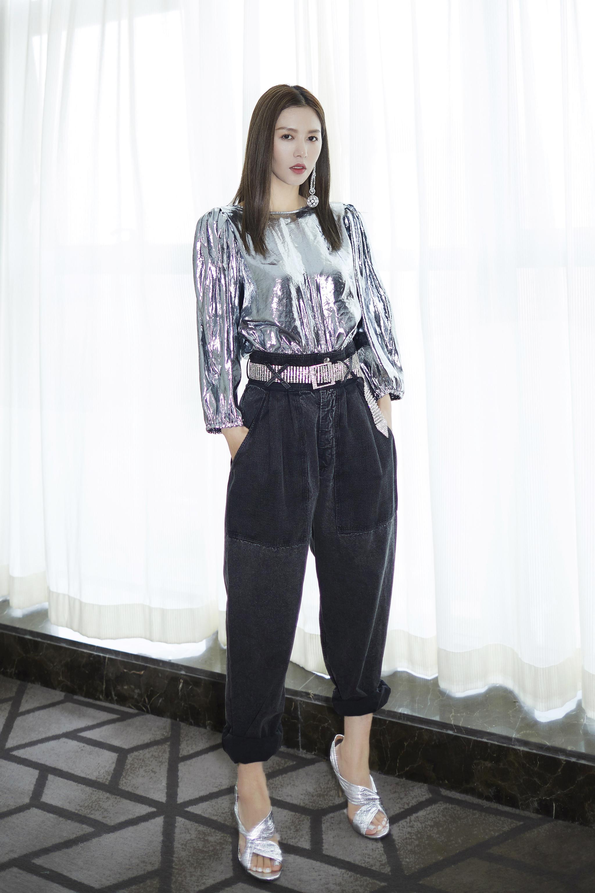 谭维维惊艳亮相盛典活动 时尚灵动闪耀全场