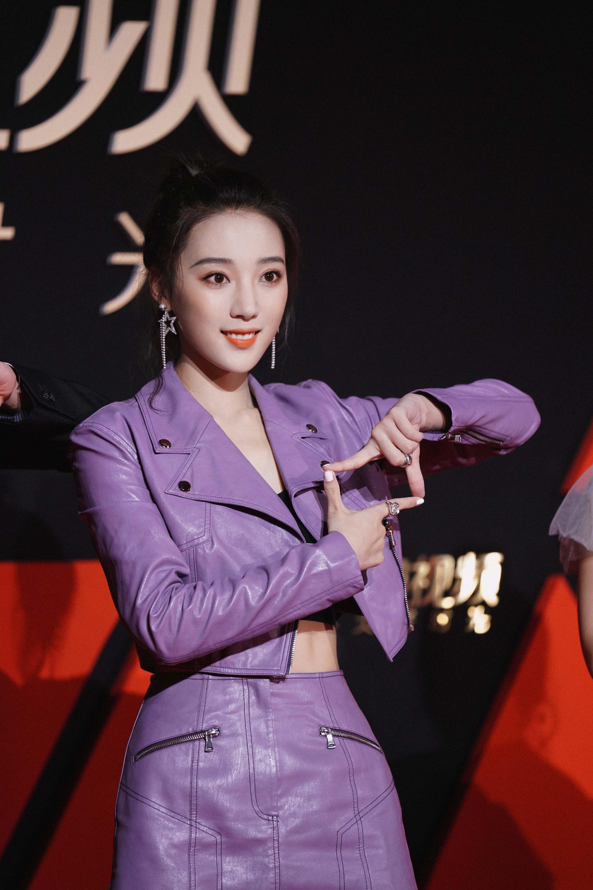 安泳畅出席星光红毯 轻甜造型释放爱的小甜蜜