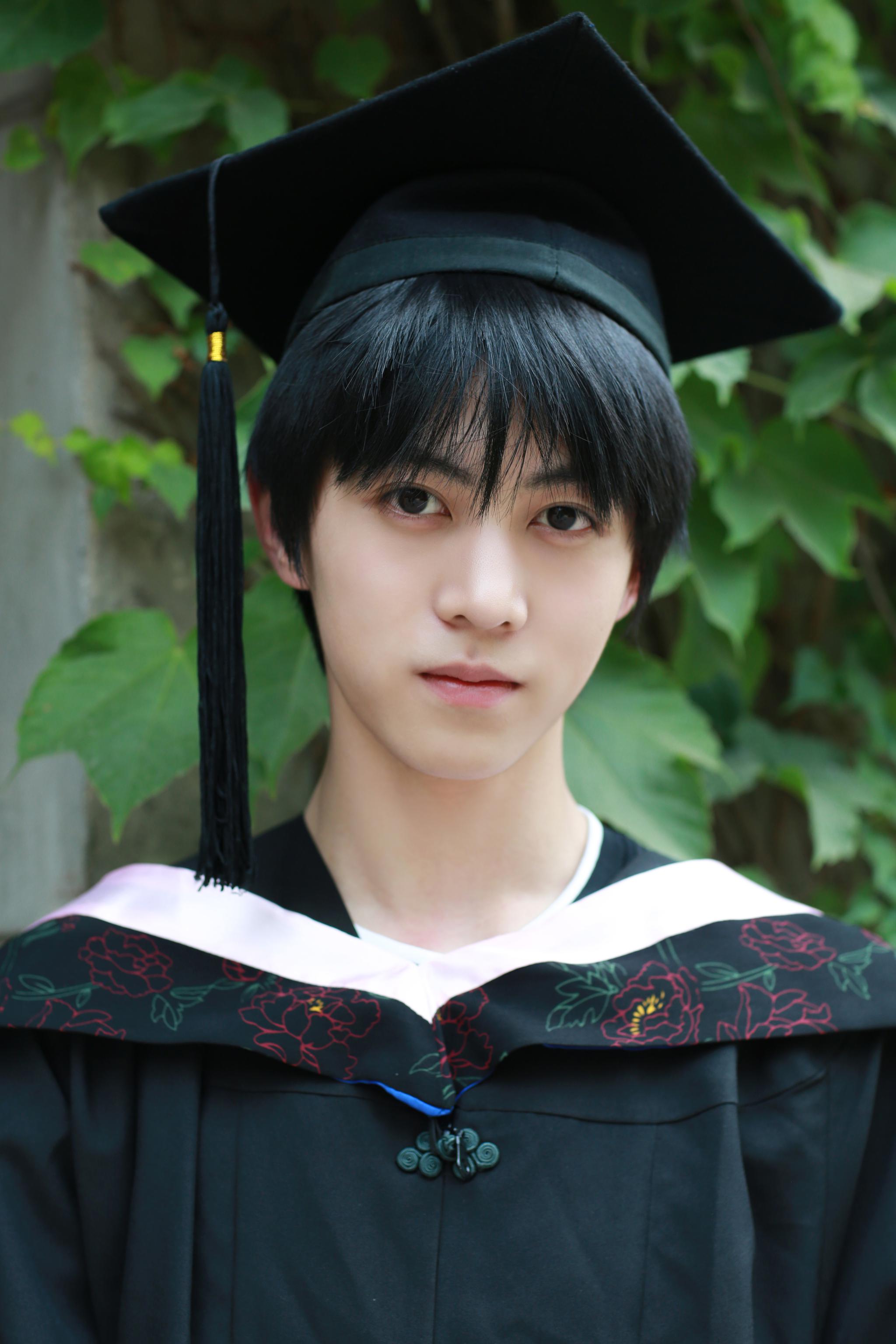 毕业典礼当天,陈翔宇身穿学士服,笑容温暖,一展青葱少年的满满活力与