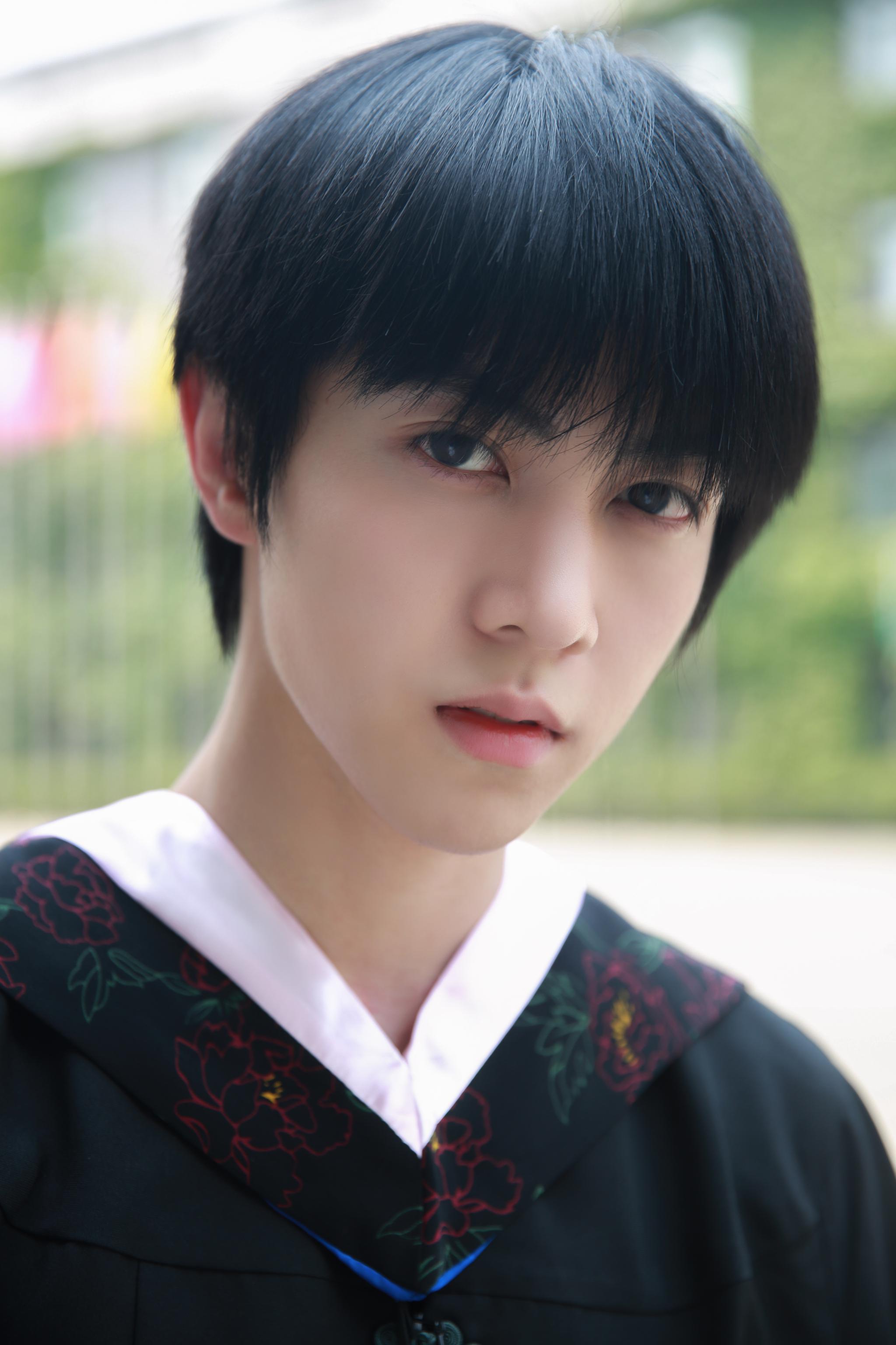 毕业典礼当天,陈翔宇身穿学士服,笑容温暖,一展青葱少年的满满活力与