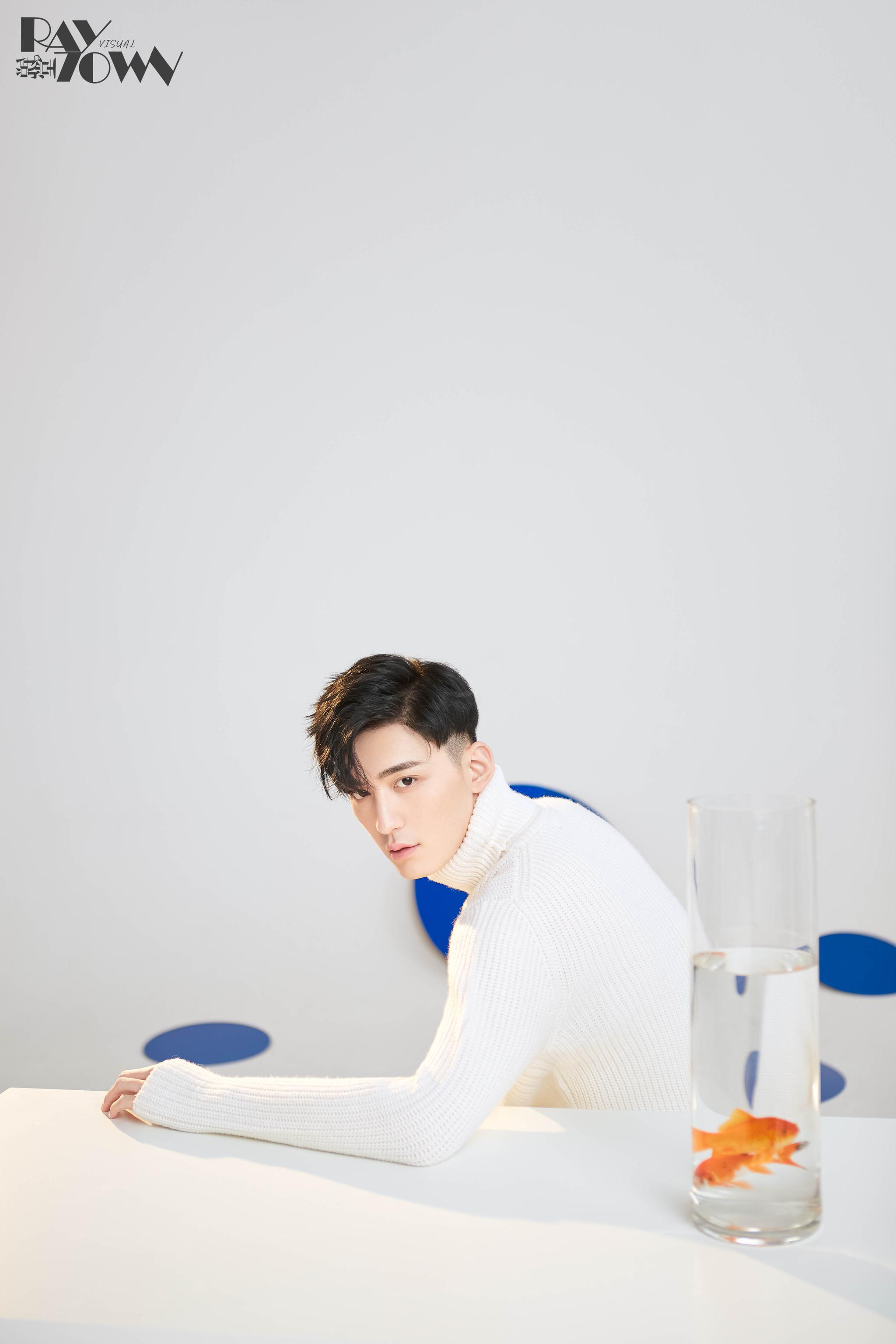 《拜托啦师兄》常喆宽冬日闪现 时尚诠释纯白系初恋