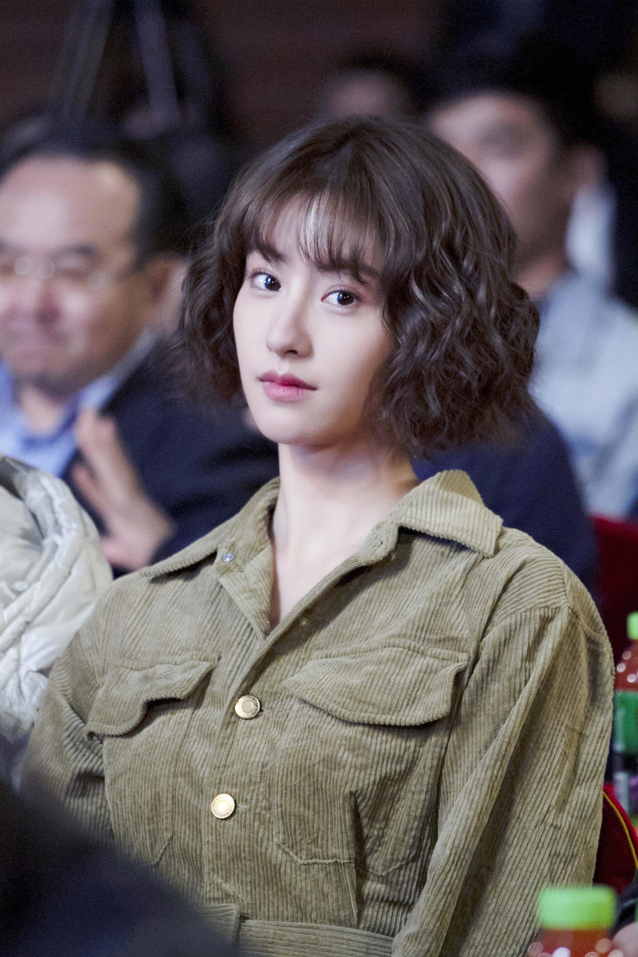 日前发布了主演名单,毛晓慧饰演95后直播博主徐唯一,将协助靳东饰演的