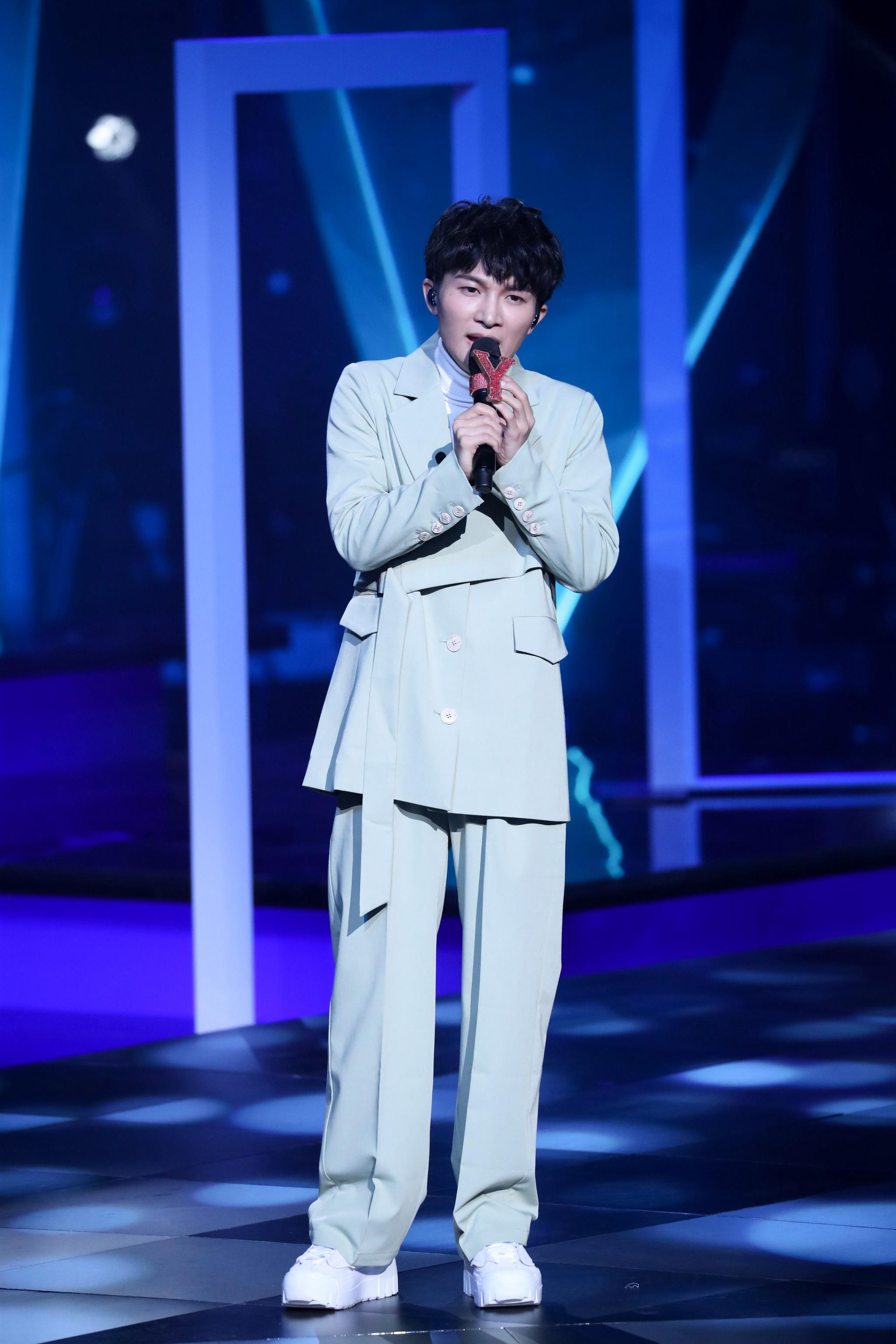 东方卫视《我们的歌》"勤深深"晋级 阿云嘎费玉清跨