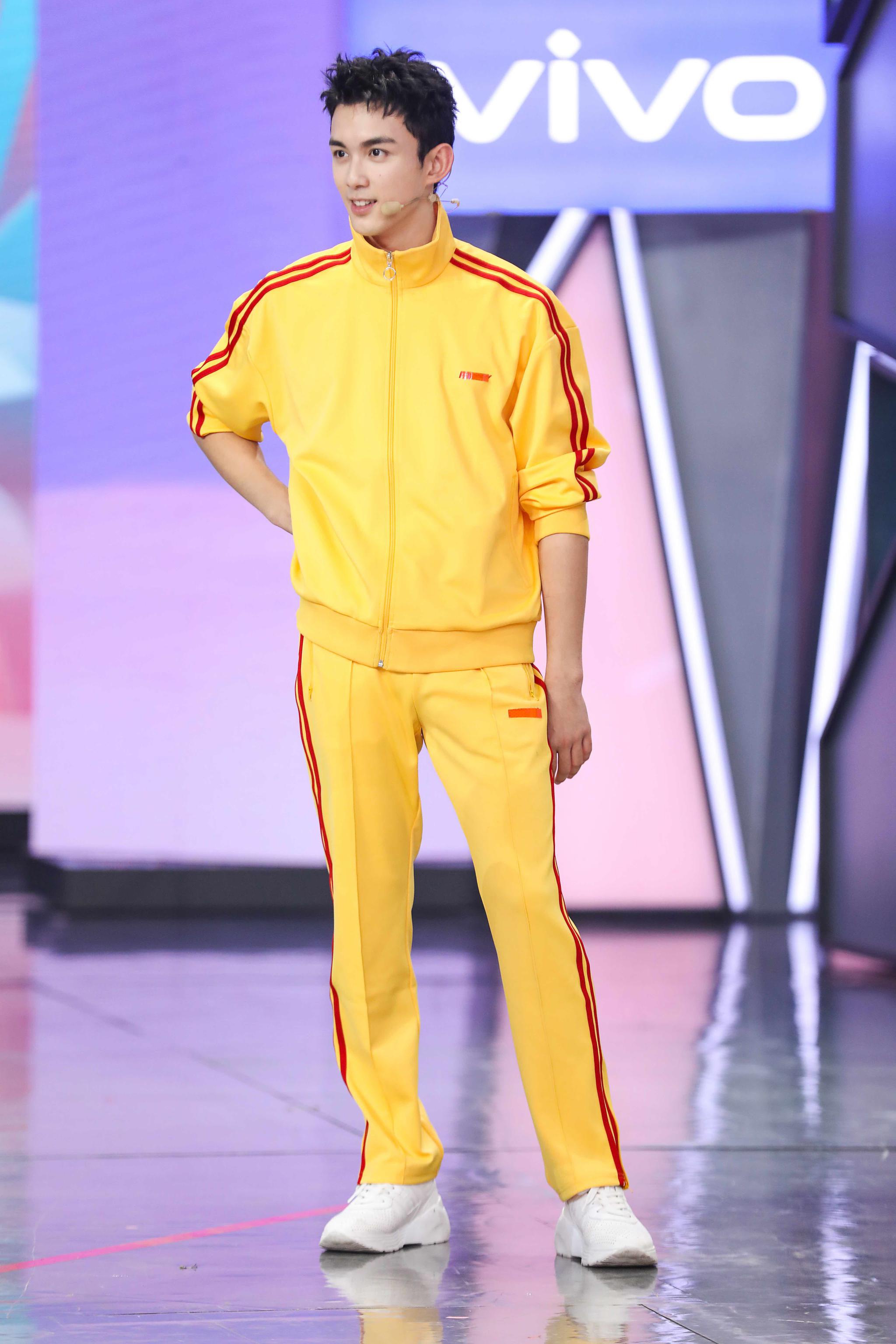 吴磊出演快乐大本营变身职场加班族爆笑解压业务员