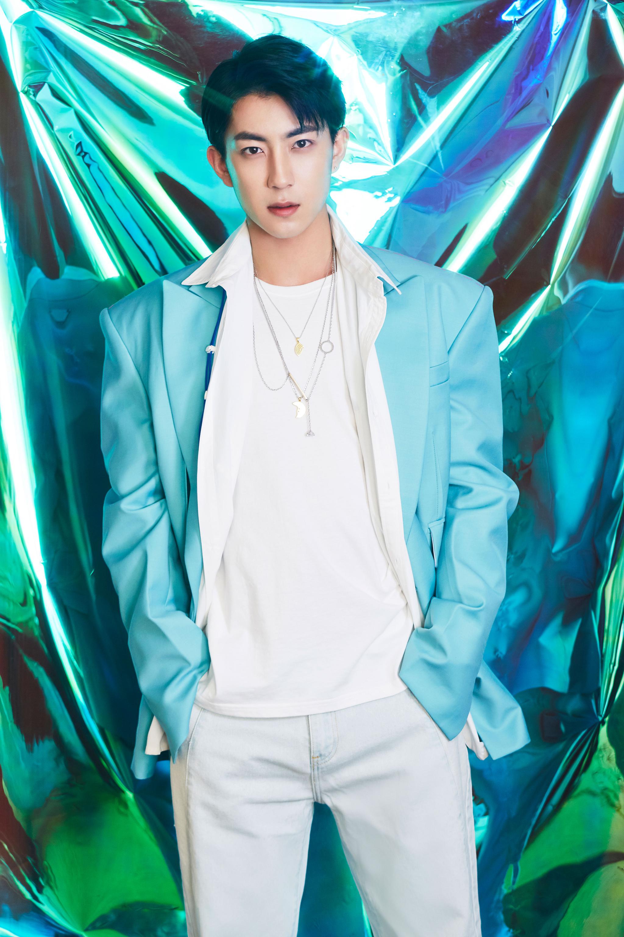 演员代云帆曝港风写真 个性时尚男友感超强__财经头条