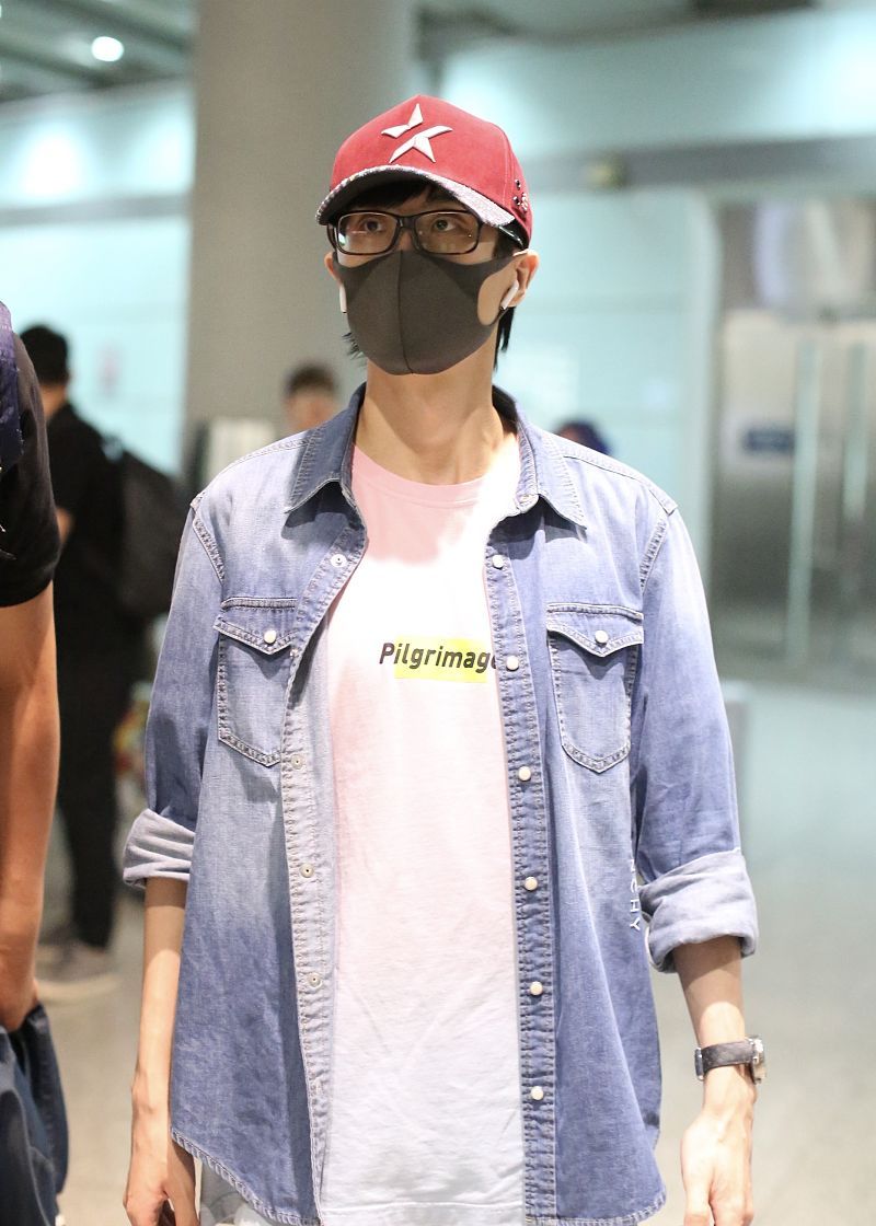 许嵩街拍:牛仔衬衫 牛仔裤 lv老花球鞋帅气丹宁风