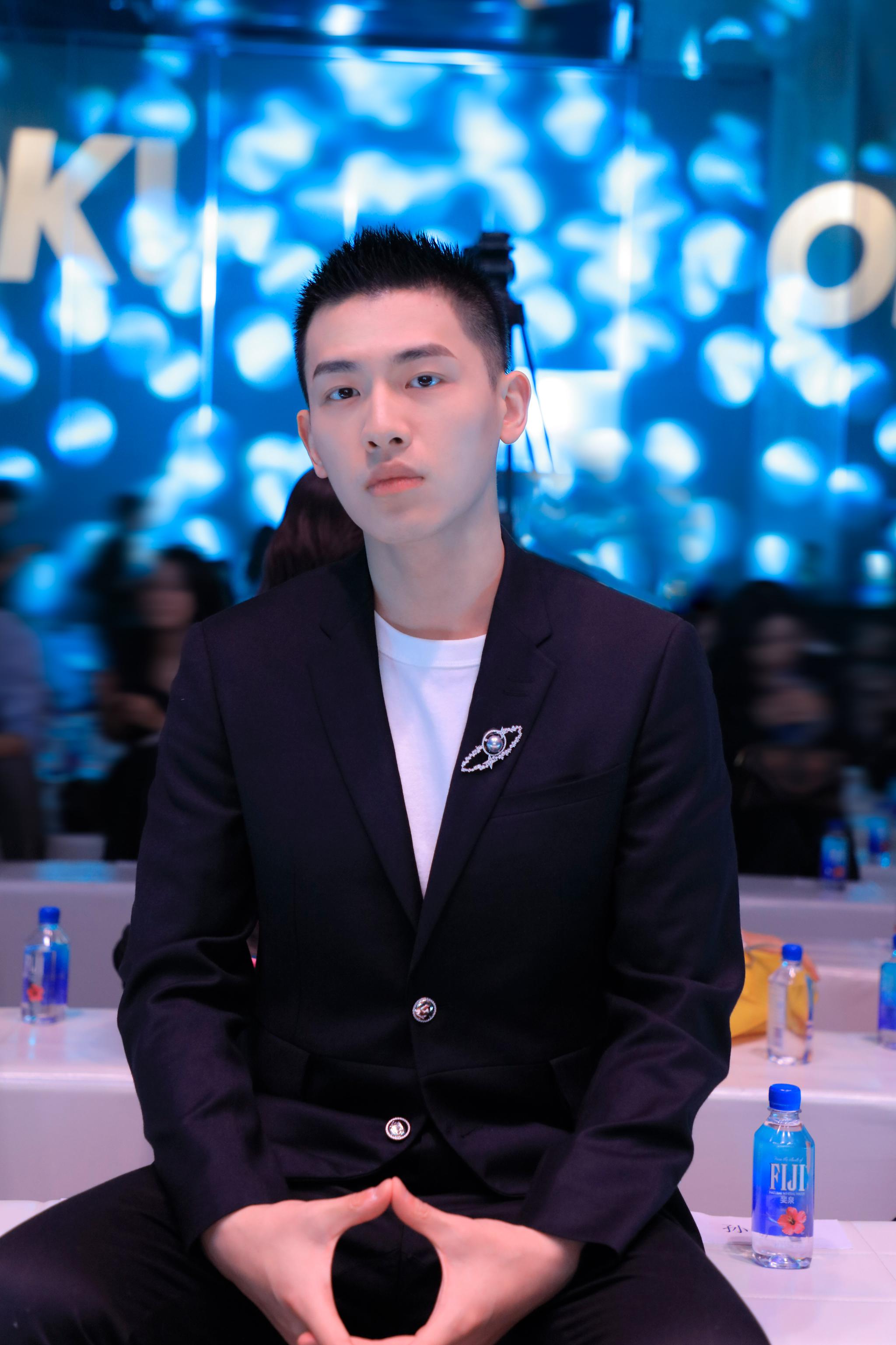 顾森西一角被观众熟知的辛云来,以一身黑西装亮相红毯,身材修长挺拔