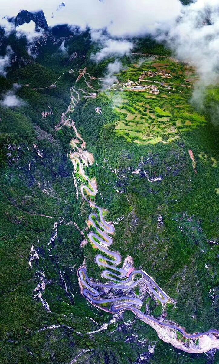 飞机上乘坐的是巴拉格宗天路的开垦人斯那定珠.