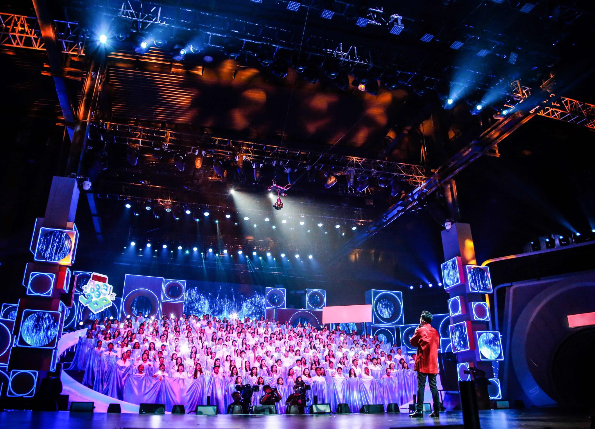 《合唱吧!300》张信哲演绎绝美星海舞台 大张伟金曲串烧嗨翻全场